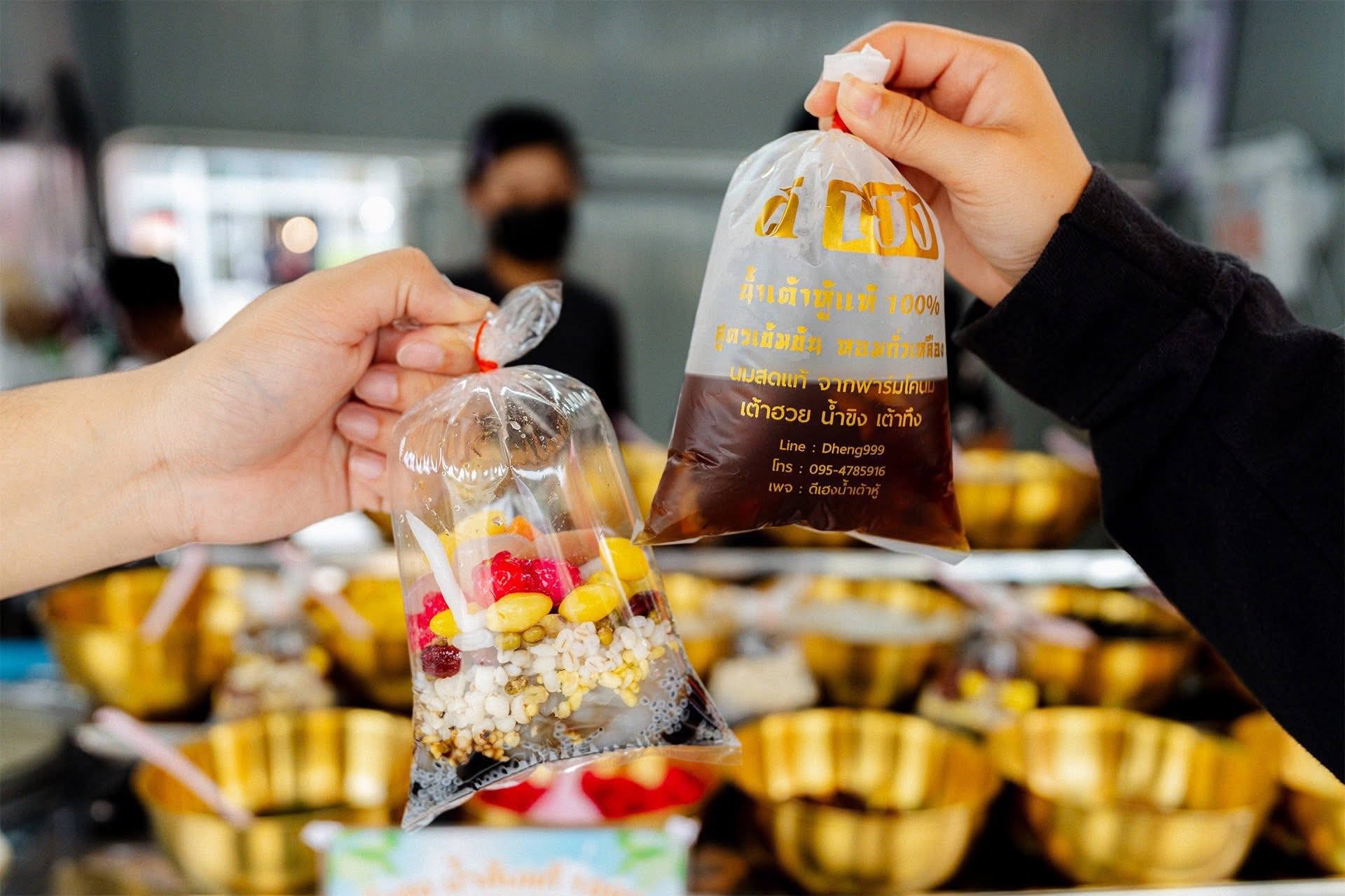 ภาพเต้าฮวยทรงเครื่องร้อนๆ ในถ้วยกระดาษ ให้ความรู้สึกเป็นกันเอง